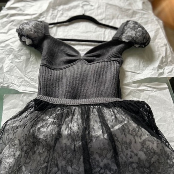 MOSCHINO WOOL RIBBED BODY DRESS WITH LACE PUFFS SLEEVS AND LACE DRESS HEM - Picture 7 of 14